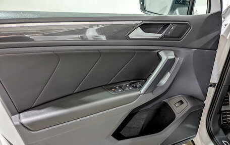 Volkswagen Tiguan II, 2018 год, 2 700 000 рублей, 19 фотография