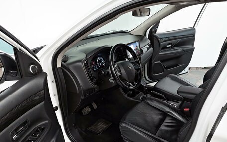 Mitsubishi Outlander III рестайлинг 3, 2015 год, 1 890 000 рублей, 6 фотография