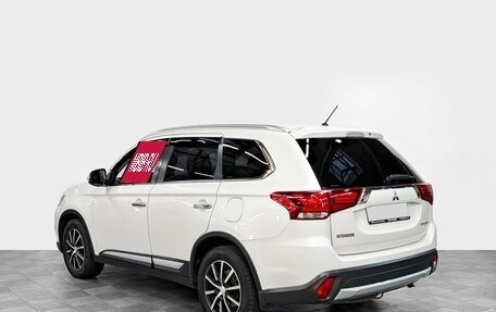 Mitsubishi Outlander III рестайлинг 3, 2015 год, 1 890 000 рублей, 4 фотография