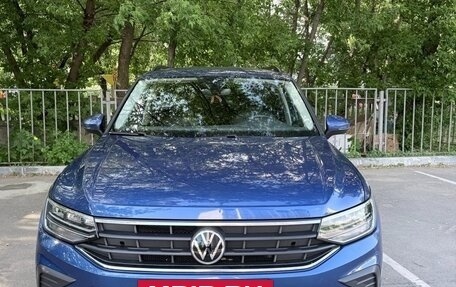 Volkswagen Tiguan II, 2021 год, 3 400 000 рублей, 2 фотография