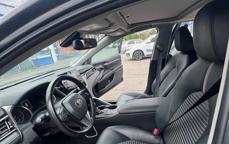 Toyota Camry, 2021 год, 2 850 000 рублей, 10 фотография