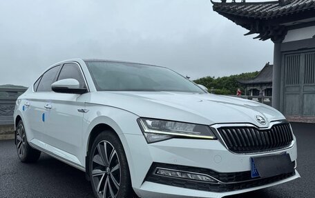 Skoda Superb III рестайлинг, 2023 год, 2 400 000 рублей, 3 фотография