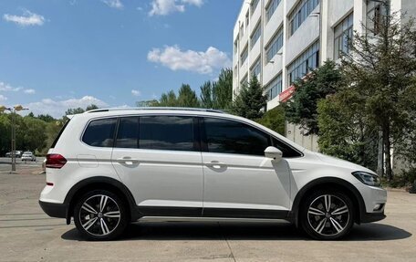 Volkswagen Touran III, 2023 год, 1 590 000 рублей, 4 фотография