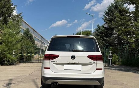 Volkswagen Touran III, 2023 год, 1 590 000 рублей, 6 фотография
