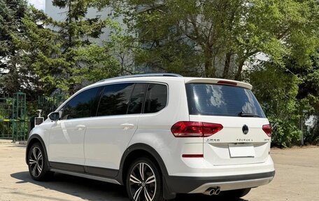 Volkswagen Touran III, 2023 год, 1 590 000 рублей, 7 фотография