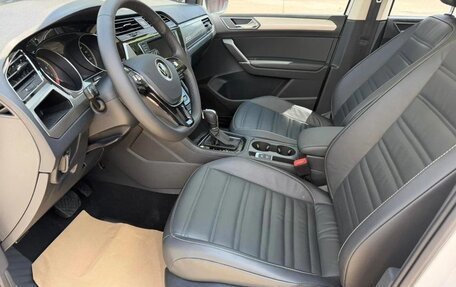 Volkswagen Touran III, 2023 год, 1 590 000 рублей, 10 фотография