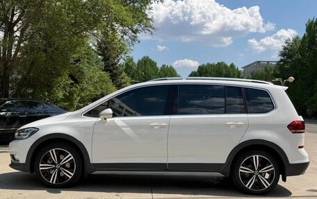 Volkswagen Touran III, 2023 год, 1 590 000 рублей, 8 фотография