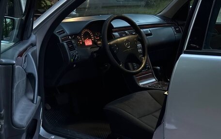 Mercedes-Benz E-Класс, 2001 год, 530 000 рублей, 4 фотография