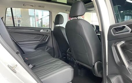Volkswagen Tiguan II, 2023 год, 2 900 000 рублей, 12 фотография
