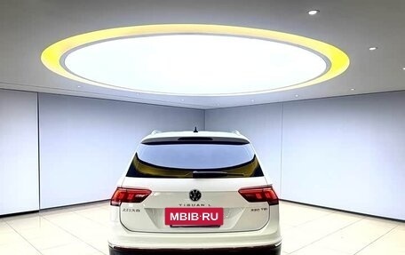 Volkswagen Tiguan II, 2023 год, 2 560 000 рублей, 13 фотография