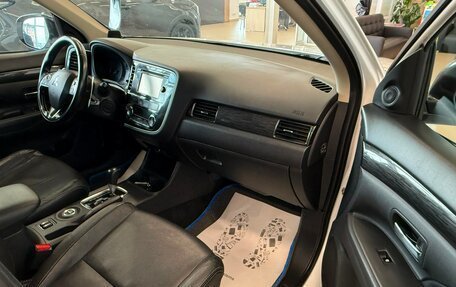Mitsubishi Outlander III рестайлинг 3, 2015 год, 2 069 900 рублей, 11 фотография