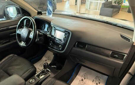 Mitsubishi Outlander III рестайлинг 3, 2015 год, 2 069 900 рублей, 12 фотография