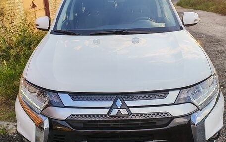 Mitsubishi Outlander III рестайлинг 3, 2019 год, 2 650 000 рублей, 1 фотография