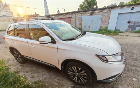 Mitsubishi Outlander III рестайлинг 3, 2019 год, 2 650 000 рублей, 3 фотография