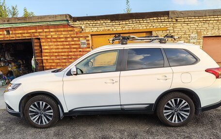 Mitsubishi Outlander III рестайлинг 3, 2019 год, 2 650 000 рублей, 6 фотография