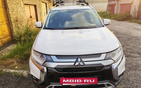 Mitsubishi Outlander III рестайлинг 3, 2019 год, 2 650 000 рублей, 2 фотография