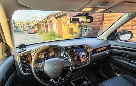 Mitsubishi Outlander III рестайлинг 3, 2019 год, 2 650 000 рублей, 10 фотография