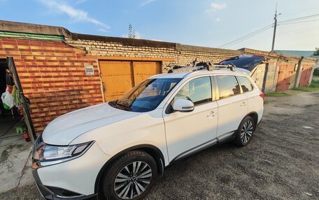 Mitsubishi Outlander III рестайлинг 3, 2019 год, 2 650 000 рублей, 8 фотография