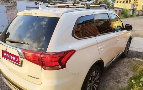 Mitsubishi Outlander III рестайлинг 3, 2019 год, 2 650 000 рублей, 14 фотография