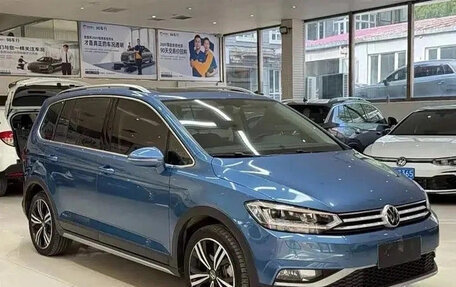 Volkswagen Touran III, 2022 год, 1 620 000 рублей, 3 фотография