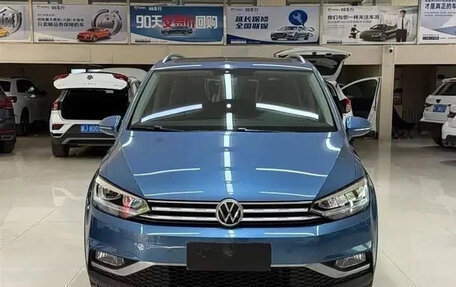 Volkswagen Touran III, 2022 год, 1 620 000 рублей, 2 фотография