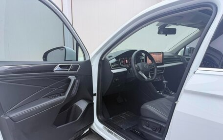 Volkswagen Tiguan II, 2022 год, 1 890 000 рублей, 6 фотография