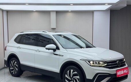 Volkswagen Tiguan II, 2022 год, 1 890 000 рублей, 3 фотография