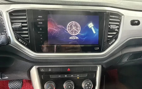Volkswagen T-Roc I, 2023 год, 1 650 007 рублей, 12 фотография