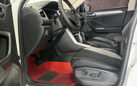 Volkswagen T-Roc I, 2023 год, 1 650 007 рублей, 17 фотография