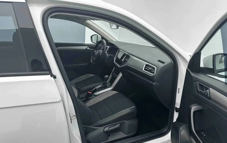 Volkswagen T-Roc I, 2023 год, 1 350 007 рублей, 18 фотография