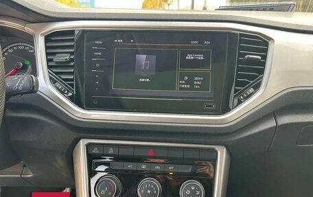 Volkswagen T-Roc I, 2023 год, 1 650 007 рублей, 10 фотография