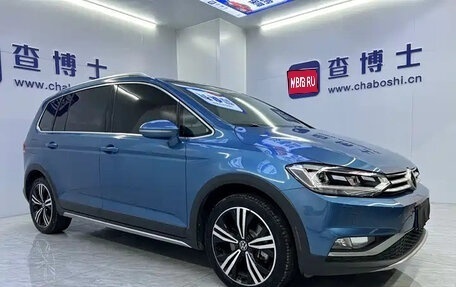 Volkswagen Touran III, 2021 год, 2 000 666 рублей, 1 фотография