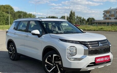 Mitsubishi Outlander, 2023 год, 3 810 000 рублей, 1 фотография