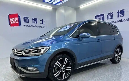 Volkswagen Touran III, 2021 год, 2 000 666 рублей, 3 фотография