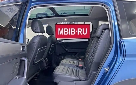 Volkswagen Touran III, 2021 год, 2 000 666 рублей, 17 фотография