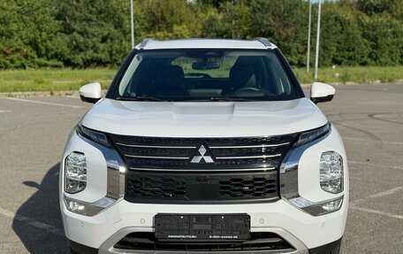 Mitsubishi Outlander, 2023 год, 3 810 000 рублей, 2 фотография