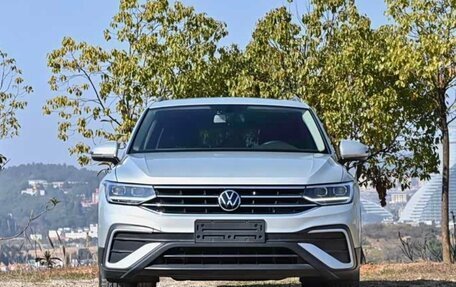 Volkswagen Tiguan II, 2022 год, 2 675 500 рублей, 2 фотография