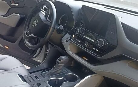 Toyota Highlander, 2023 год, 3 900 000 рублей, 9 фотография