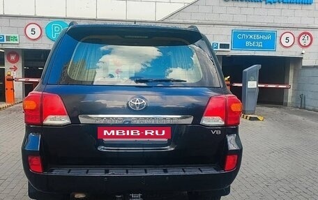 Toyota Land Cruiser 200, 2015 год, 2 550 000 рублей, 8 фотография