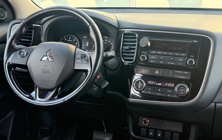Mitsubishi Outlander III рестайлинг 3, 2017 год, 1 697 000 рублей, 12 фотография