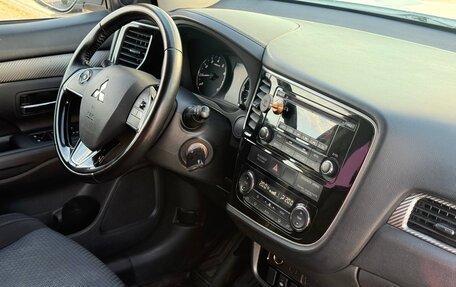 Mitsubishi Outlander III рестайлинг 3, 2017 год, 1 697 000 рублей, 11 фотография