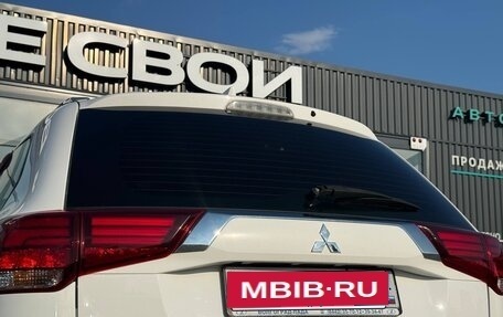 Mitsubishi Outlander III рестайлинг 3, 2017 год, 1 697 000 рублей, 10 фотография