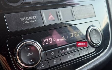 Mitsubishi Outlander III рестайлинг 3, 2017 год, 1 697 000 рублей, 16 фотография