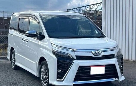 Toyota Voxy III, 2021 год, 1 799 000 рублей, 1 фотография
