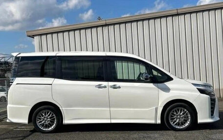 Toyota Voxy III, 2021 год, 1 799 000 рублей, 5 фотография
