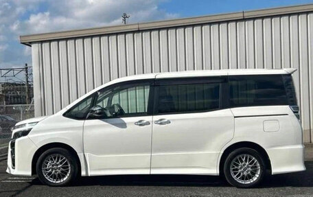 Toyota Voxy III, 2021 год, 1 799 000 рублей, 2 фотография