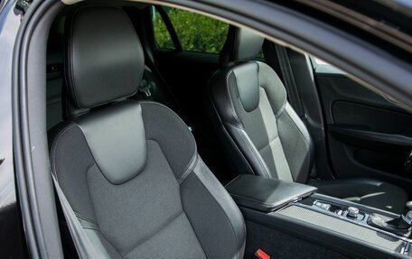 Volvo V60 Cross Country II, 2020 год, 3 750 000 рублей, 12 фотография