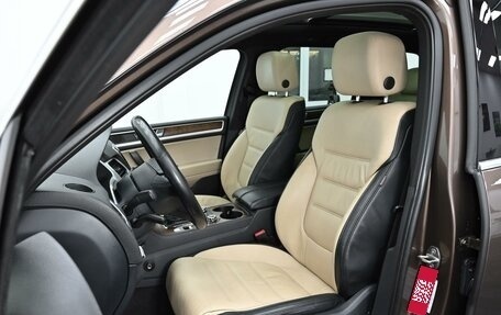Volkswagen Touareg III, 2011 год, 2 049 000 рублей, 13 фотография