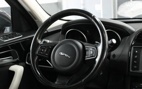 Jaguar F-Pace, 2017 год, 1 870 000 рублей, 25 фотография