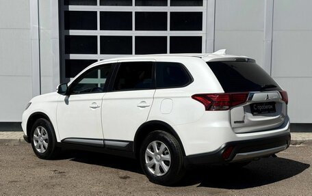 Mitsubishi Outlander III рестайлинг 3, 2018 год, 1 700 000 рублей, 3 фотография